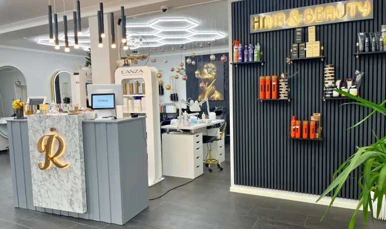 Empfangsbereich mit Produktwand bei Hair and Beauty Hamm