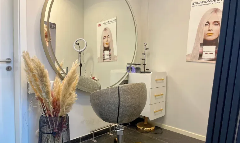 Privater Styling-Platz mit rundem Spiegel