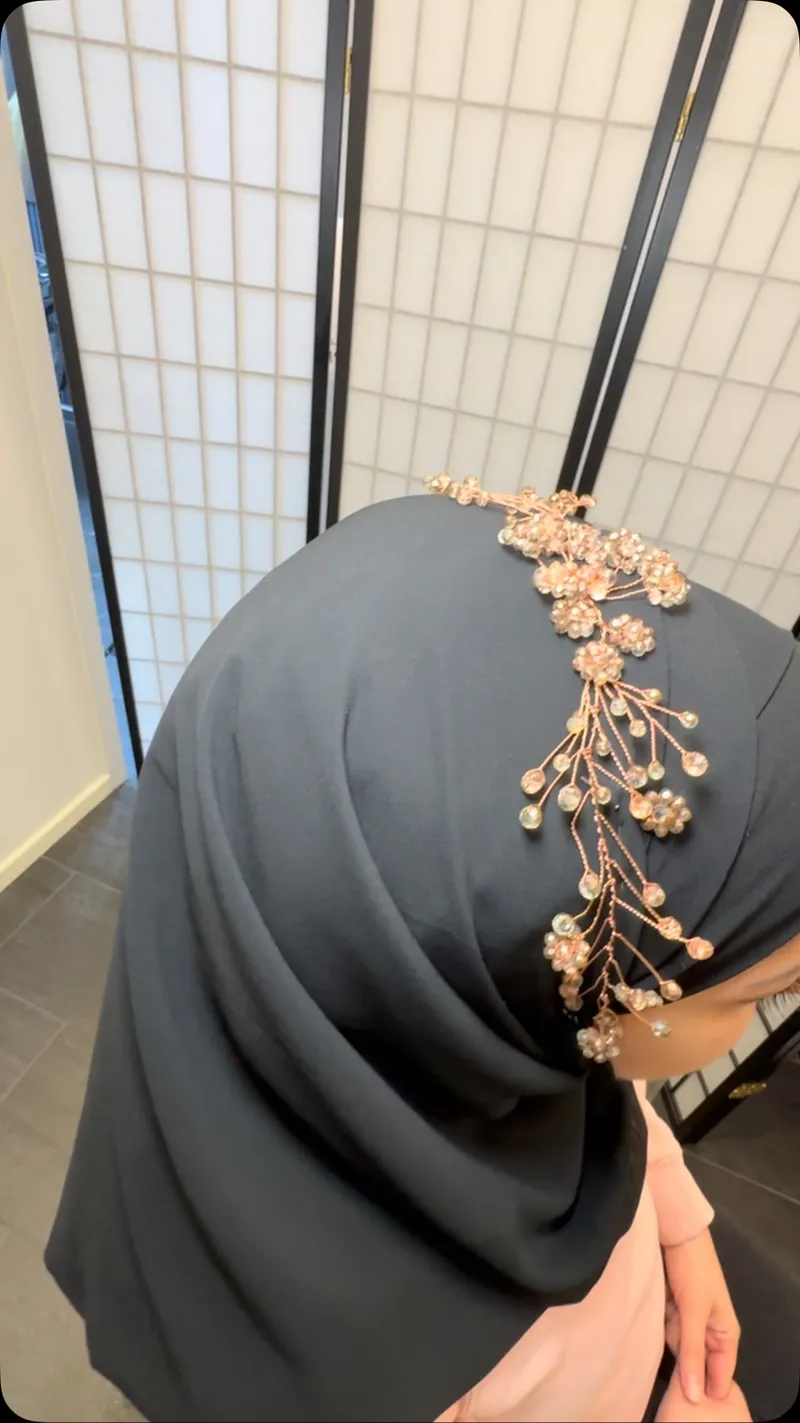 Schwarzer Hijab mit Rosegold-Blumenschmuck für die Braut