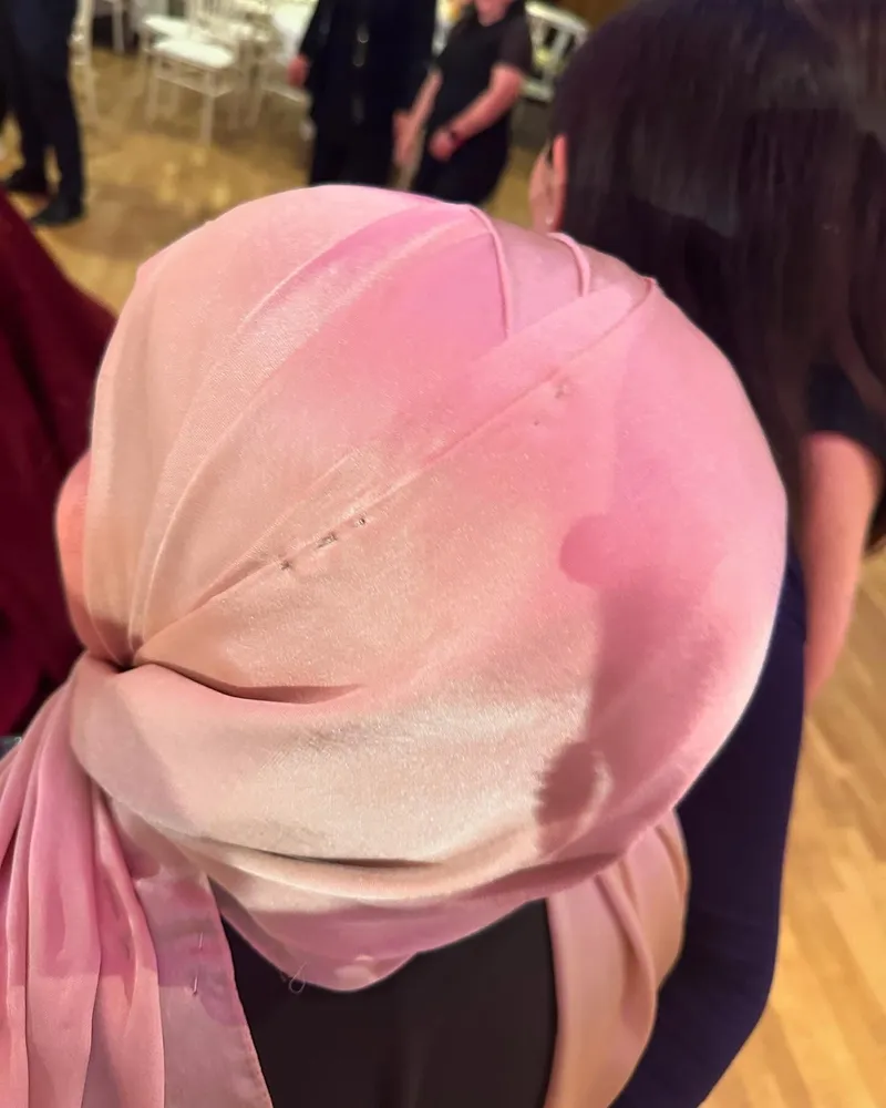 Rosa Turban-Styling mit seidigem Stoff für festliche Events