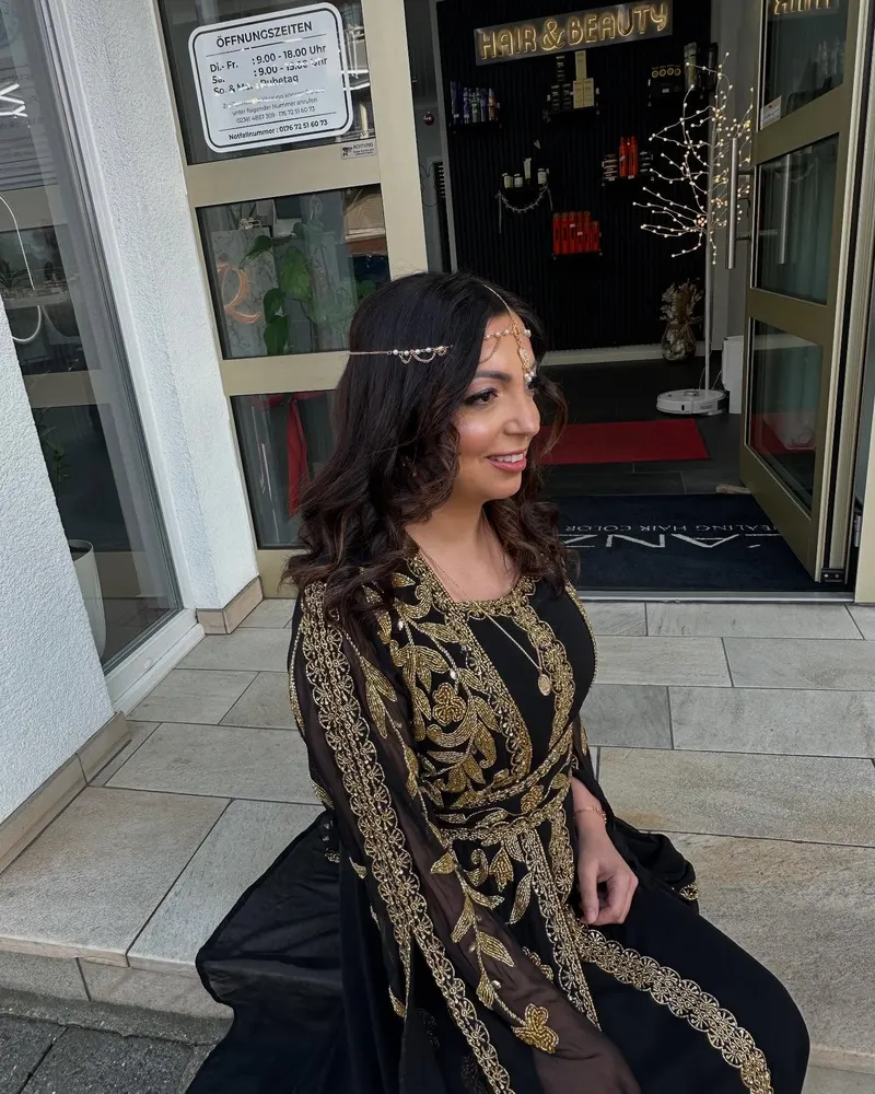 Event-Styling mit goldenem Kaftan und Kopfschmuck vor dem Salon Hair and Beauty Hamm