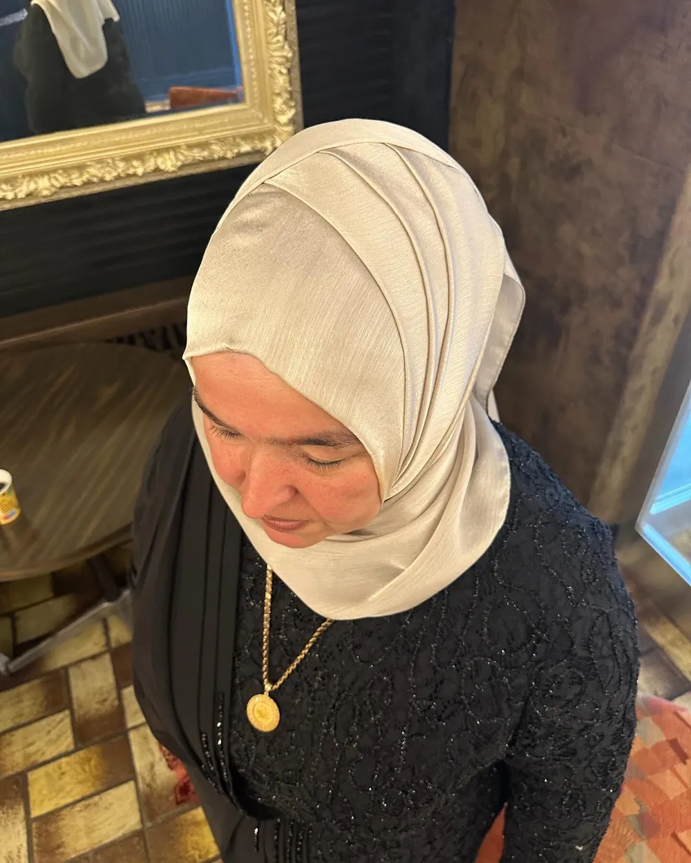 Klassisches Braut-Hijab-Styling mit weißer Spitze und Schleier