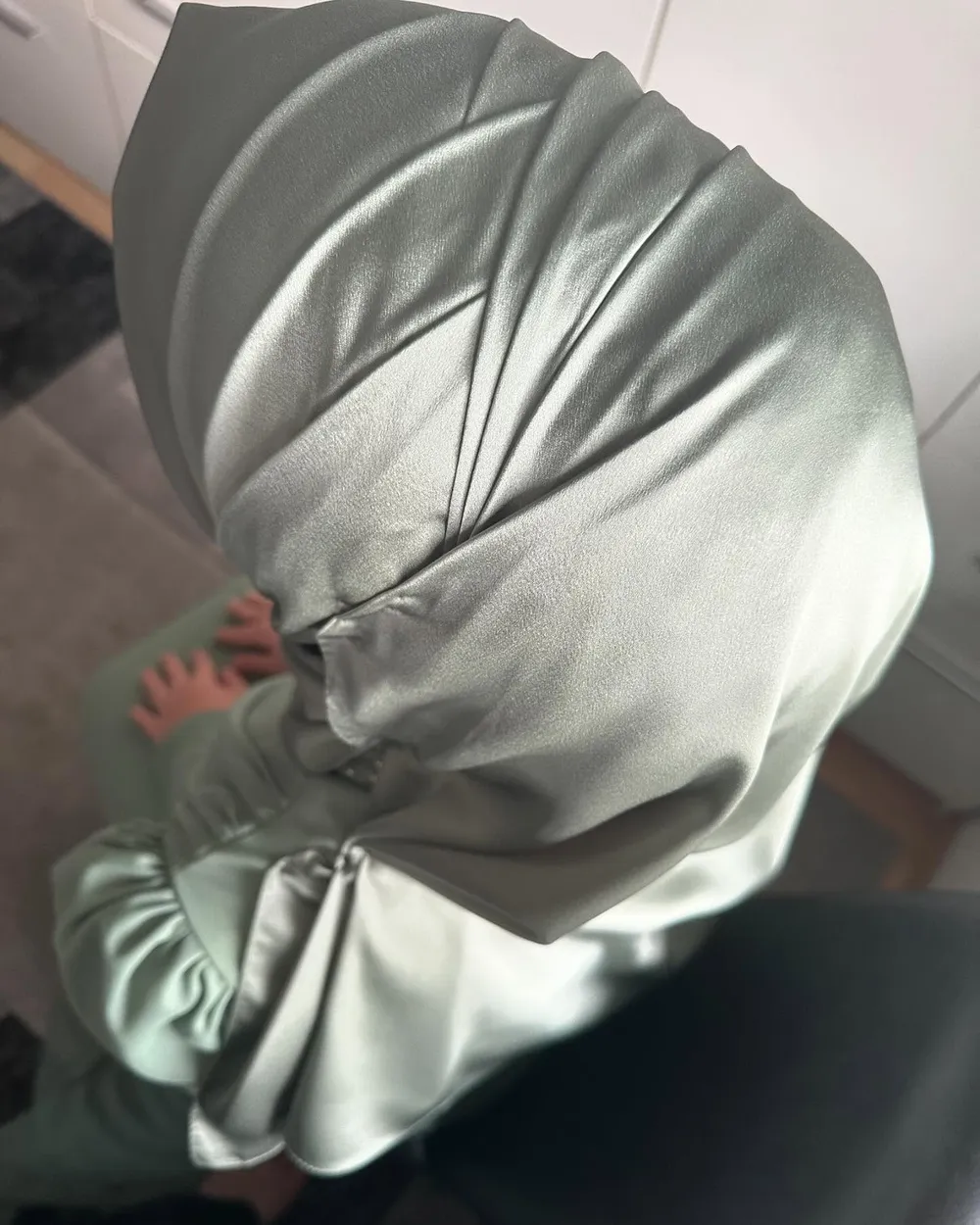 Eleganter Satin-Turban in Mintgrün mit Faltentechnik bei Hair and Beauty Hamm