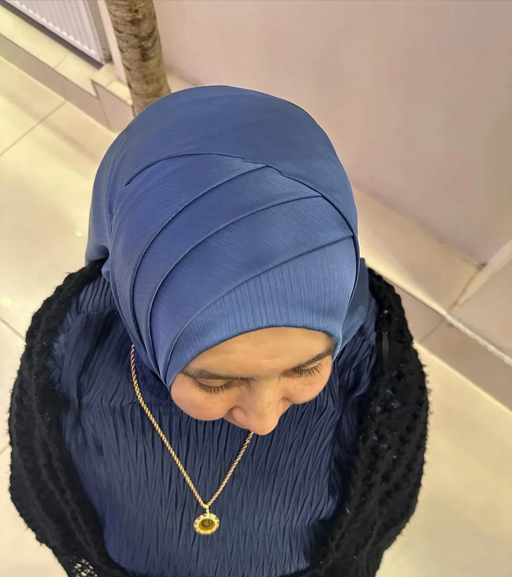 Moderner Turban-Style in Blau mit eleganter Faltentechnik bei Hair and Beauty Hamm