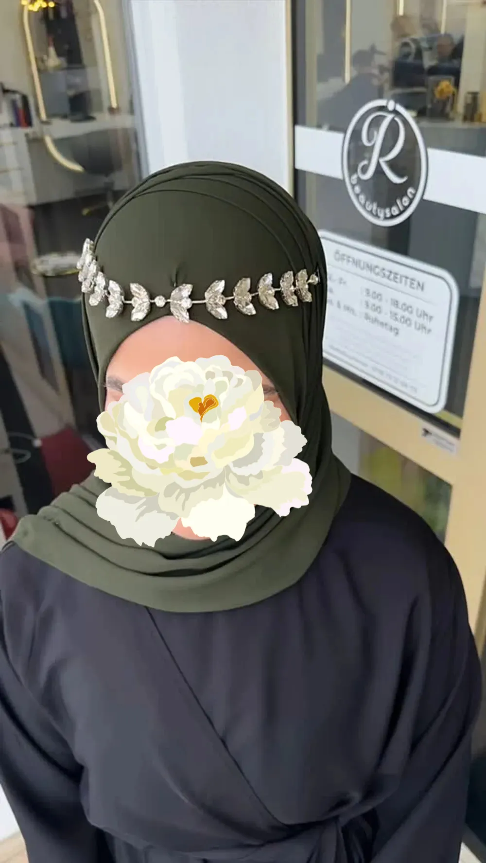 Grün-goldenes Hijab-Styling für den Hennaabend