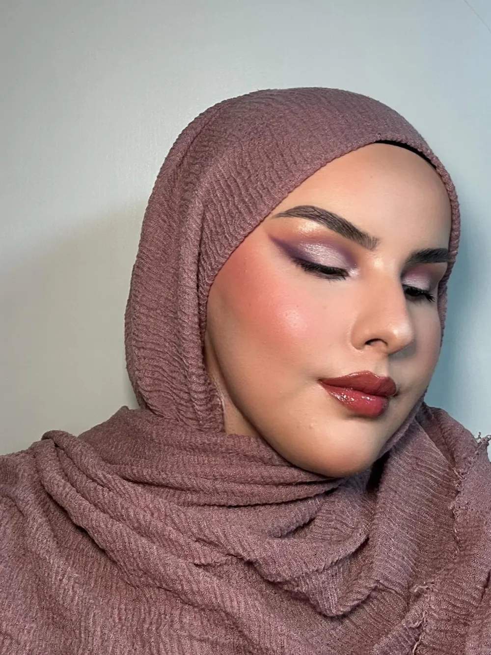 Rotes Hijab-Styling für den Hennaabend bei Hair and Beauty Hamm