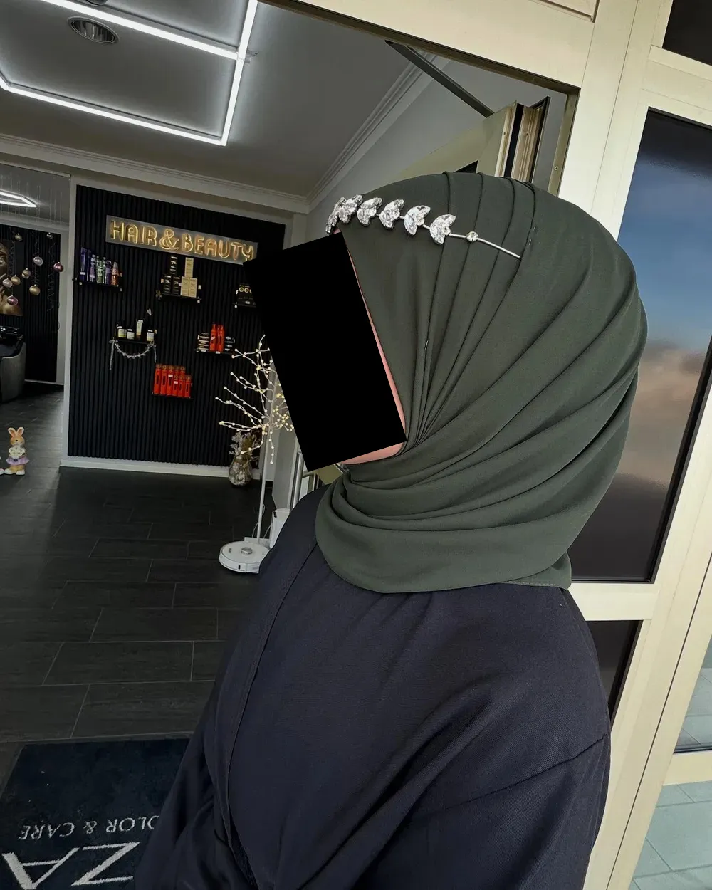 Eleganter grüner Hijab mit Kristall-Diadem für Verlobung und besondere Anlässe
