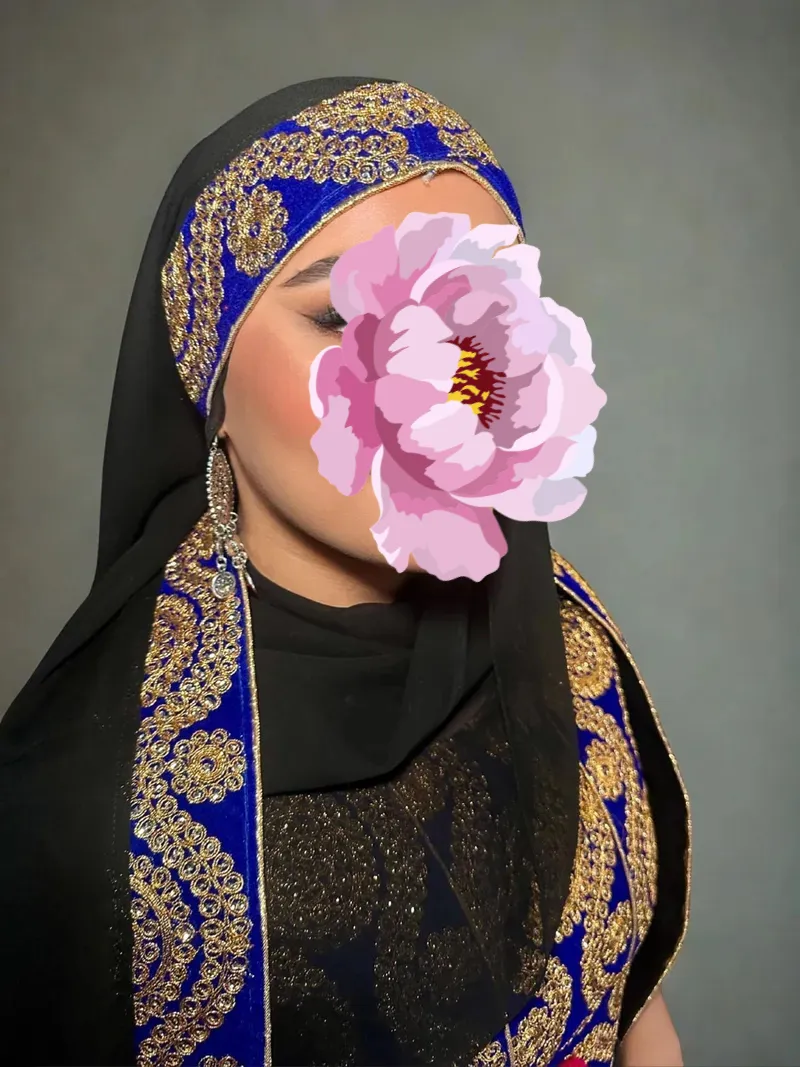 Traditioneller blau-goldener Hijab mit besticktem Stoff und elegantem Make-up