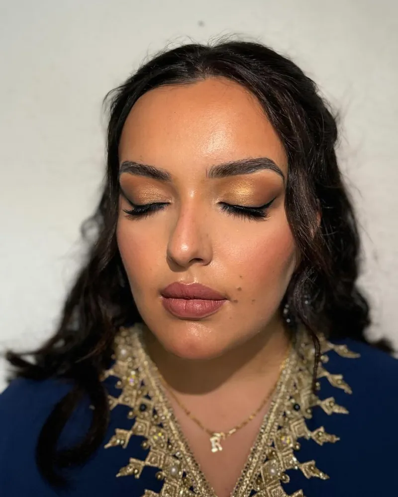 Elegantes Event-Make-up mit Abendkleid, professionelles Styling bei Hair and Beauty Hamm