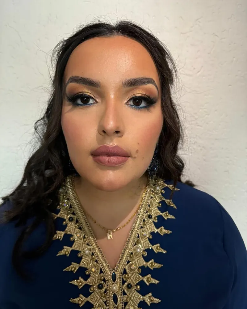 Professionelles Event-Make-up mit blauem Kaftan und Goldstickerei