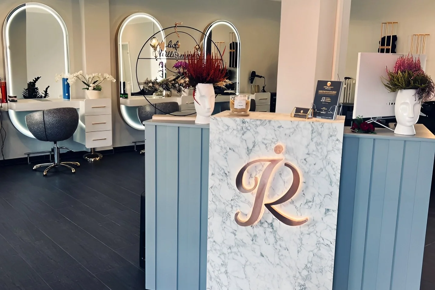 Зона приёма с мраморной стойкой в салоне Hair and Beauty Hamm