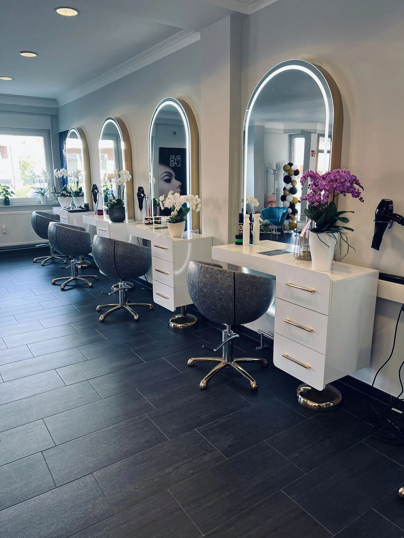 Moderne Frisierplätze mit beleuchteten Spiegeln im Salon Hair and Beauty Hamm